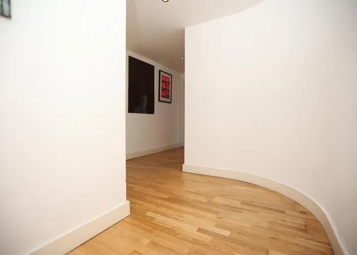 Bs2 Lofts By N And N Ltd, Great Location Close To Cabot Circus, Centre And Hospital, Perfect For Workers, Nhs And Contractors, Private Parking Avaialable Διαμέρισμα *