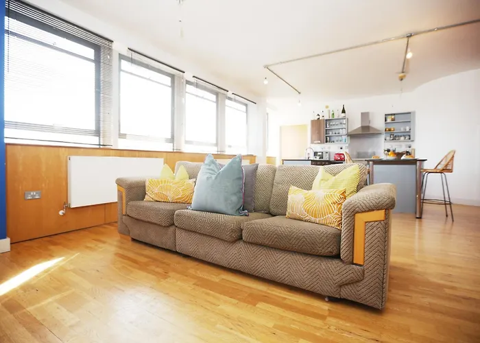 Bs2 Lofts By N And N Ltd, Great Location Close To Cabot Circus, Centre And Hospital, Perfect For Workers, Nhs And Contractors, Private Parking Avaialable