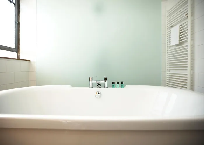 Bs2 Lofts By N And N Ltd, Great Location Close To Cabot Circus, Centre And Hospital, Perfect For Workers, Nhs And Contractors, Private Parking Avaialable Διαμέρισμα *