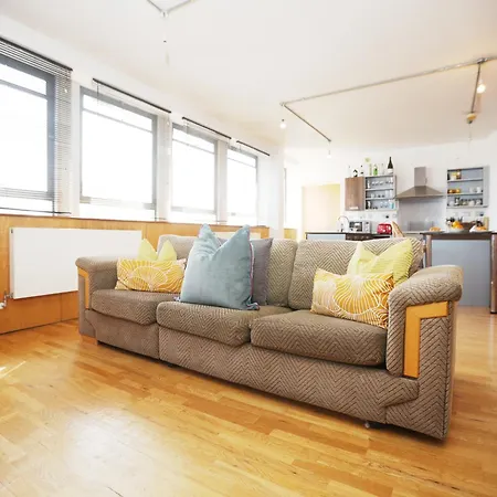 Bs2 Loft By N And N Ltd, Great Location Close To Cabot Circus, Centre And Hospital, Perfect For Workers, Nhs, Contractors