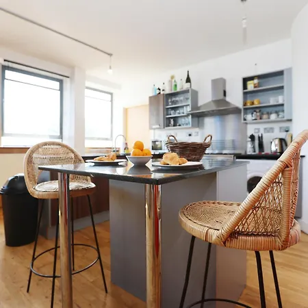 Bs2 Lofts By N And N Stays Ltd, Great Location Close To Cabot Circus, Town Centre And Hospital, Perfect For Workers, Nhs, & Contractors, Secure Private Parking Available *