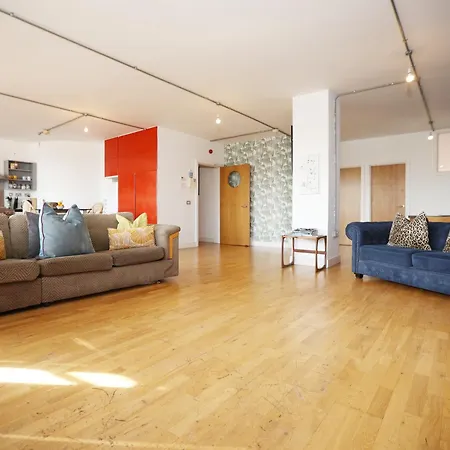 Bs2 Lofts By N And N Stays Ltd, Great Location Close To Cabot Circus, Town Centre And Hospital, Perfect For Workers, Nhs, & Contractors, Secure Private Parking Available *