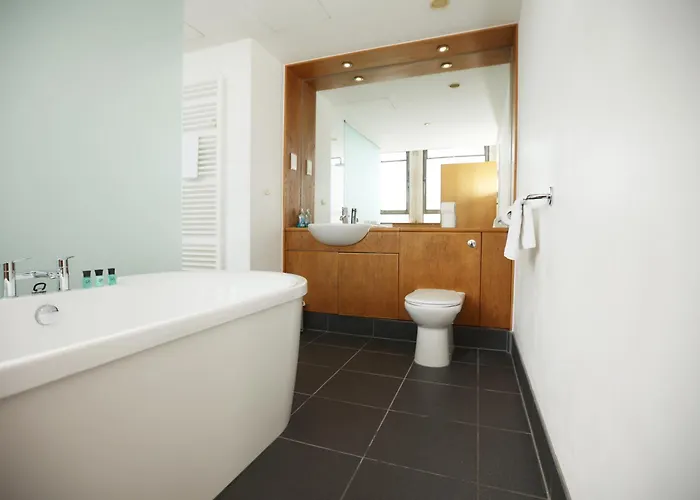 Bs2 Lofts By N And N Ltd, Great Location Close To Cabot Circus, Centre And Hospital, Perfect For Workers, Nhs And Contractors, Private Parking Avaialable 公寓 布里斯托