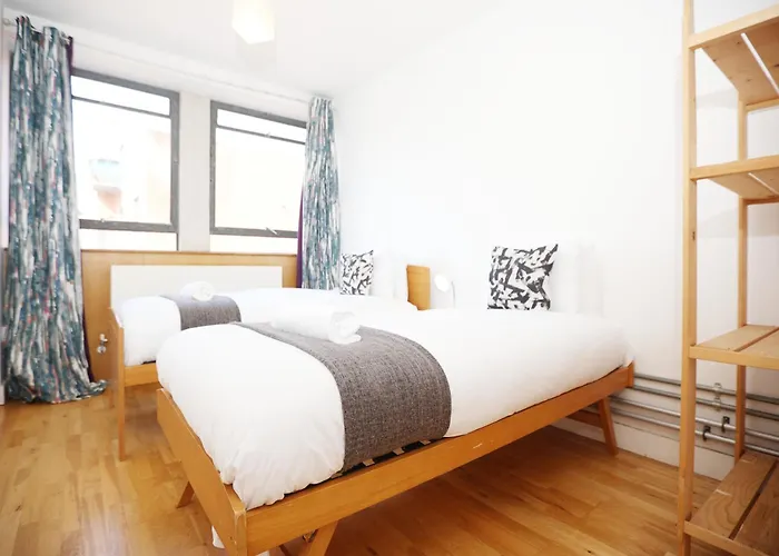 Bs2 Lofts By N And N Ltd, Great Location Close To Cabot Circus, Centre And Hospital, Perfect For Workers, Nhs And Contractors, Private Parking Avaialable *