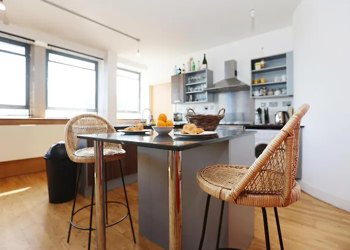 Bs2 Lofts By N And N Ltd, Great Location Close To Cabot Circus, Centre And Hospital, Perfect For Workers, Nhs And Contractors, Private Parking Avaialable *