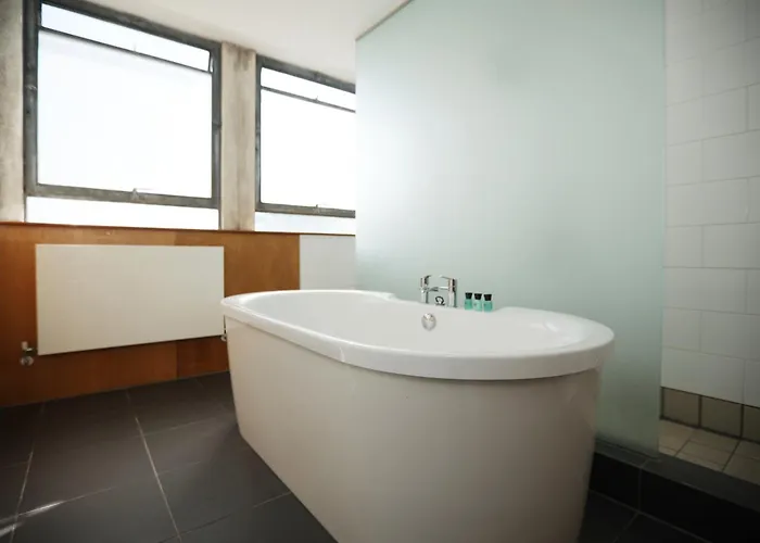 Bs2 Lofts By N And N Ltd, Great Location Close To Cabot Circus, Centre And Hospital, Perfect For Workers, Nhs And Contractors, Private Parking Avaialable 公寓 *