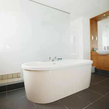 Apartman Bs2 Lofts By N And N Ltd, Great Location Close To Cabot Circus, Centre And Hospital, Perfect For Workers, Nhs And Contractors, Private Parking Avaialable Bristol