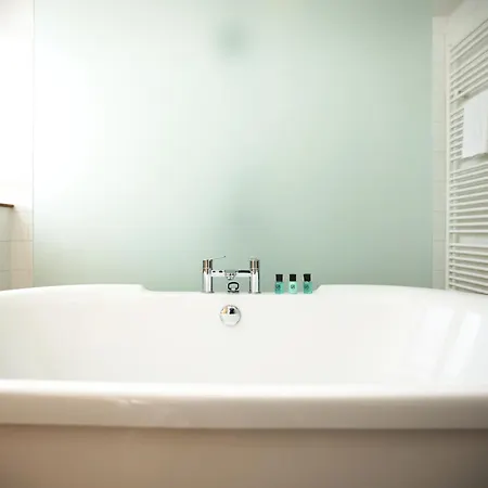 Bs2 Lofts By N And N Ltd, Great Location Close To Cabot Circus, Centre And Hospital, Perfect For Workers, Nhs And Contractors, Private Parking Avaialable Apartman *