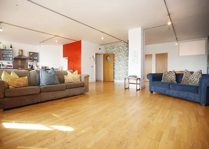 Bs2 Lofts By N And N Ltd, Great Location Close To Cabot Circus, Centre And Hospital, Perfect For Workers, Nhs And Contractors, Private Parking Avaialable *